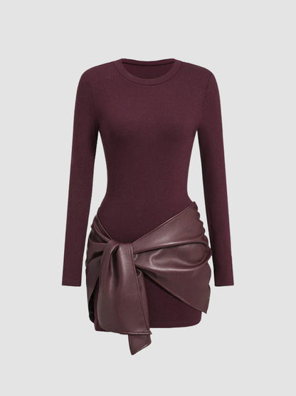 Eleganta Bordo Mini Kleita ar Ādas Efekta Jostu